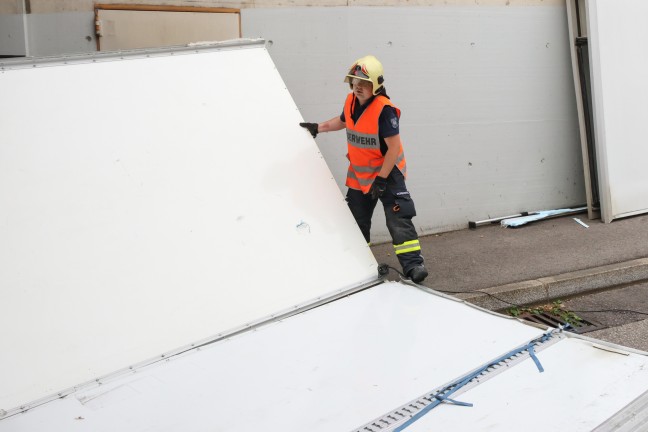 Unterführung gerammt: Aufbau eines Klein-LKW war zu hoch für Westbahnunterführung in Wels