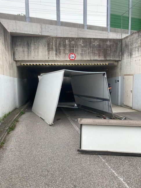 Unterführung gerammt: Aufbau eines Klein-LKW war zu hoch für Westbahnunterführung in Wels