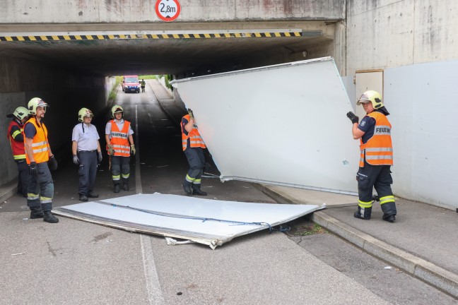 Unterführung gerammt: Aufbau eines Klein-LKW war zu hoch für Westbahnunterführung in Wels