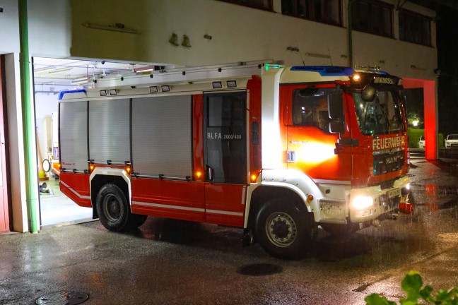 Personenrettung: Feuerwehr mit Drehleiter im Stadtzentrum von Gmunden im Einsatz