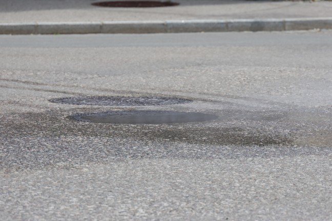 Fernwrme-Gebrechen: Feuerwehr und Energieversorger bei Wasseraustritt in Wels-Vogelweide im Einsatz