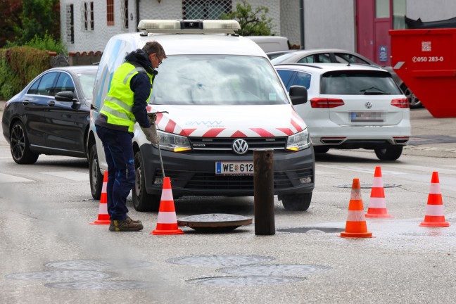 Fernwrme-Gebrechen: Feuerwehr und Energieversorger bei Wasseraustritt in Wels-Vogelweide im Einsatz