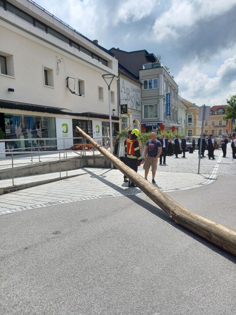 Schreckmoment in Kirchdorf an der Krems: Maibaum strzte beim Umschneiden auf Gebudefassade