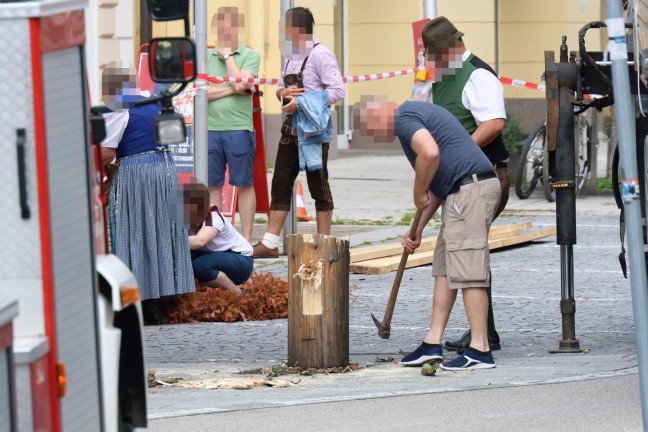 Schreckmoment in Kirchdorf an der Krems: Maibaum strzte beim Umschneiden auf Gebudefassade