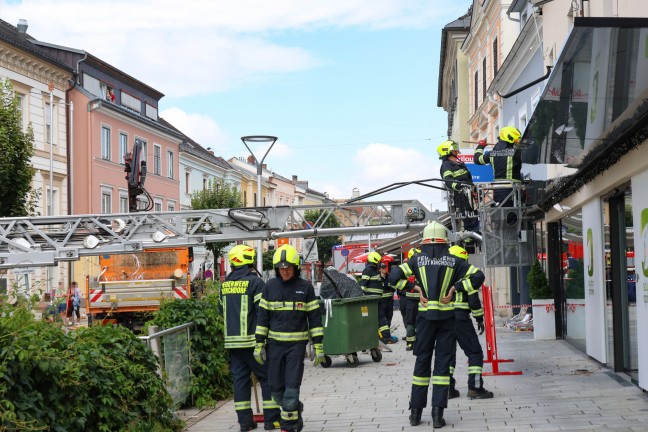 Schreckmoment in Kirchdorf an der Krems: Maibaum strzte beim Umschneiden auf Gebudefassade