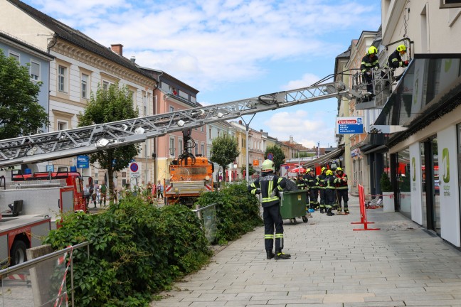 Schreckmoment in Kirchdorf an der Krems: Maibaum strzte beim Umschneiden auf Gebudefassade