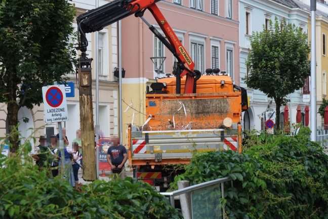 Schreckmoment in Kirchdorf an der Krems: Maibaum strzte beim Umschneiden auf Gebudefassade