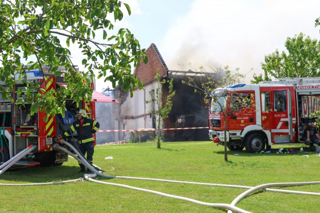 Grobrand: 17 Feuerwehren bei Brand eines Bauernhofes in St. Marienkirchen an der Polsenz im Einsatz