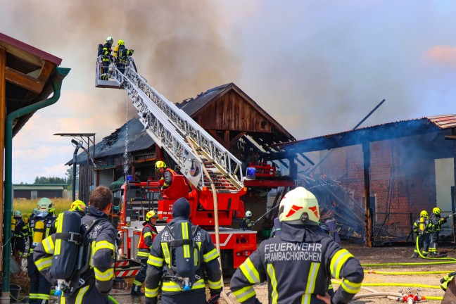 Grobrand: 17 Feuerwehren bei Brand eines Bauernhofes in St. Marienkirchen an der Polsenz im Einsatz