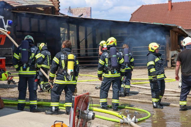 Grobrand: 17 Feuerwehren bei Brand eines Bauernhofes in St. Marienkirchen an der Polsenz im Einsatz