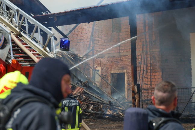 Grobrand: 17 Feuerwehren bei Brand eines Bauernhofes in St. Marienkirchen an der Polsenz im Einsatz