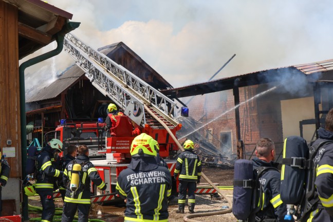 Grobrand: 17 Feuerwehren bei Brand eines Bauernhofes in St. Marienkirchen an der Polsenz im Einsatz