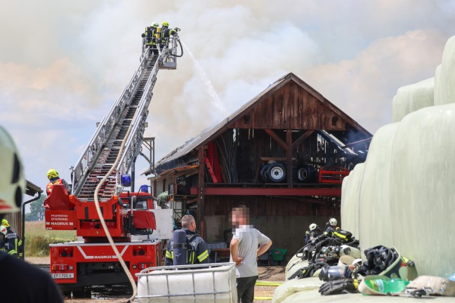 Grobrand: 17 Feuerwehren bei Brand eines Bauernhofes in St. Marienkirchen an der Polsenz im Einsatz