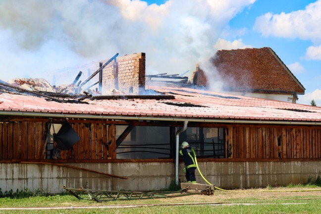 Grobrand: 17 Feuerwehren bei Brand eines Bauernhofes in St. Marienkirchen an der Polsenz im Einsatz