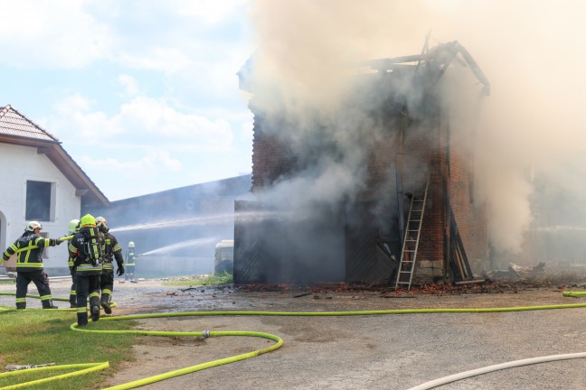 Grobrand: 17 Feuerwehren bei Brand eines Bauernhofes in St. Marienkirchen an der Polsenz im Einsatz