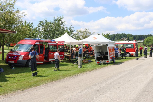 Grobrand: 17 Feuerwehren bei Brand eines Bauernhofes in St. Marienkirchen an der Polsenz im Einsatz