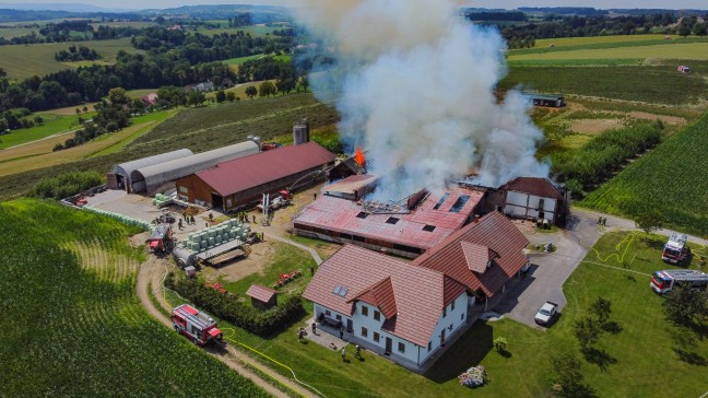 Grobrand: 17 Feuerwehren bei Brand eines Bauernhofes in St. Marienkirchen an der Polsenz im Einsatz