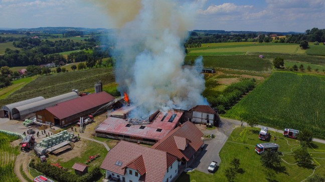 Grobrand: 17 Feuerwehren bei Brand eines Bauernhofes in St. Marienkirchen an der Polsenz im Einsatz