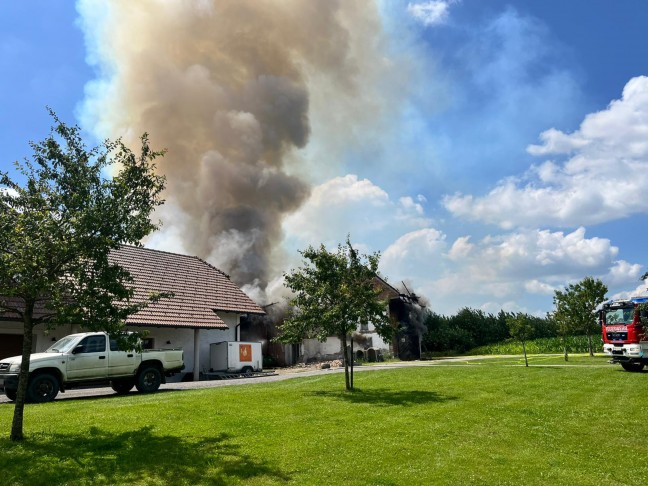 Grobrand: 17 Feuerwehren bei Brand eines Bauernhofes in St. Marienkirchen an der Polsenz im Einsatz