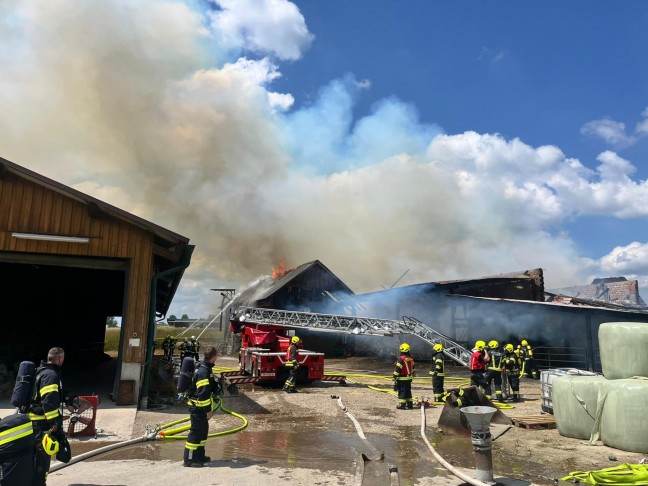 Grobrand: 17 Feuerwehren bei Brand eines Bauernhofes in St. Marienkirchen an der Polsenz im Einsatz