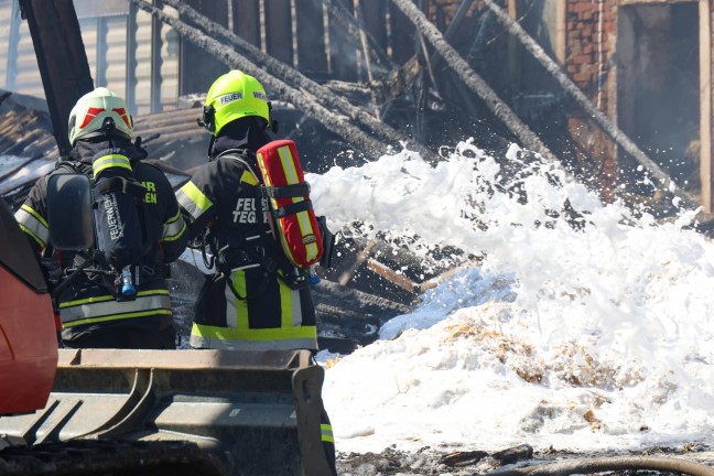 Grobrand: 17 Feuerwehren bei Brand eines Bauernhofes in St. Marienkirchen an der Polsenz im Einsatz