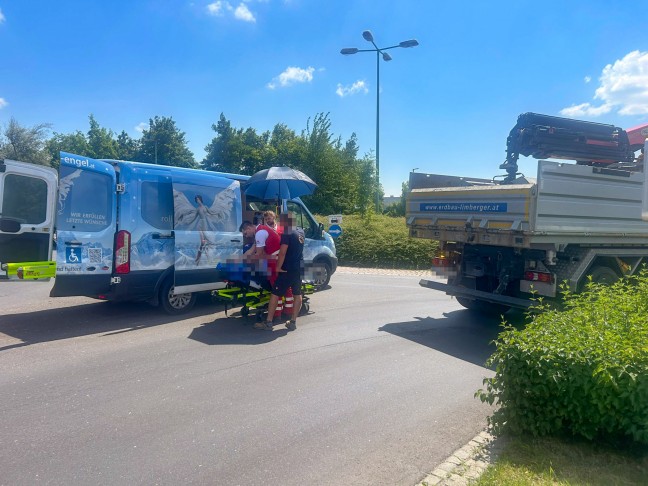 Schwerer Unfall zwischen Motorrad und LKW in Wels-Vogelweide