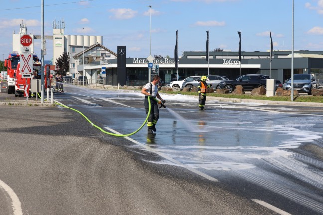 Missgeschick: Schaummittel am Weg zum Grobrand auf der Wallerner Strae bei Eferding verloren