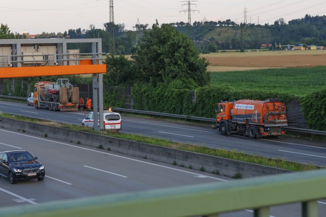 Totalsperre der Westautobahn nach Unfall mit drei PKW und einem LKW bei St. Florian