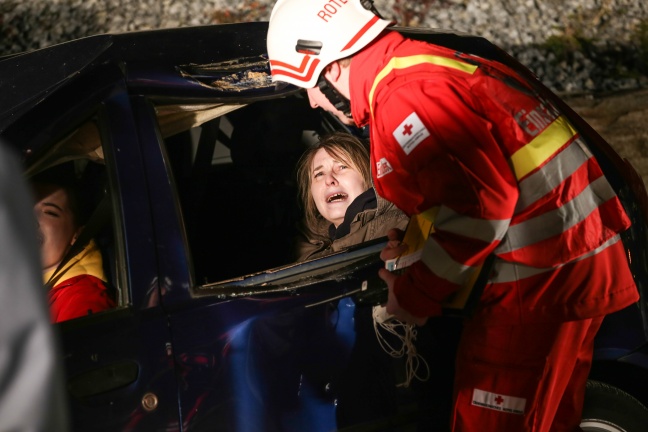 Feuerwehr und Rotes Kreuz bten in Sipbachzell gemeinsam fr den Ernstfall