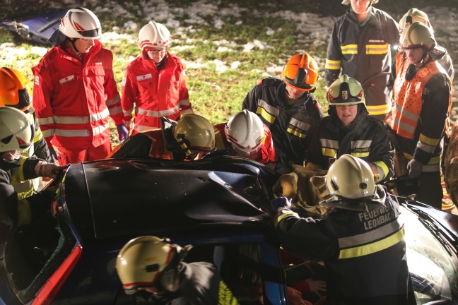 Feuerwehr und Rotes Kreuz bten in Sipbachzell gemeinsam fr den Ernstfall