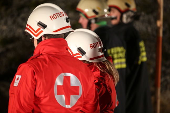 Feuerwehr und Rotes Kreuz bten in Sipbachzell gemeinsam fr den Ernstfall