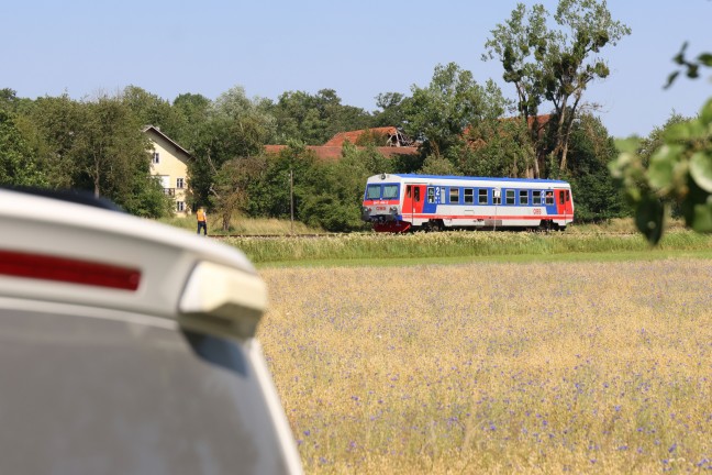 Kollision zwischen Taxi und Regionalzug auf einem Bahnübergang in Aurolzmünster fordert zwei Verletzte