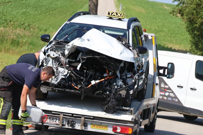 Kollision zwischen Taxi und Regionalzug auf einem Bahnübergang in Aurolzmünster fordert zwei Verletzte