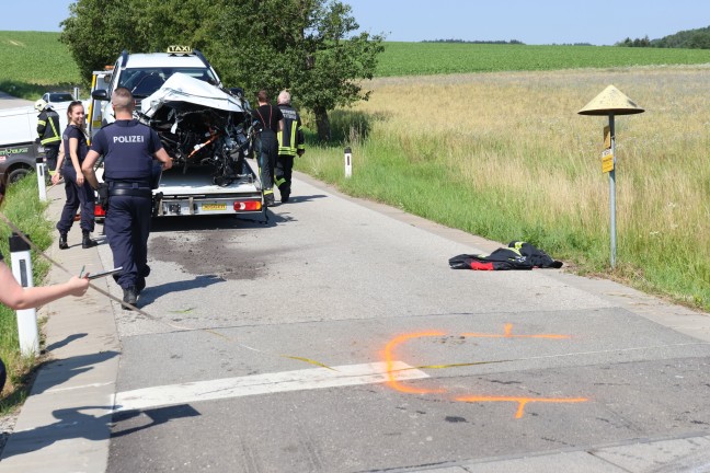 Kollision zwischen Taxi und Regionalzug auf einem Bahnübergang in Aurolzmünster fordert zwei Verletzte