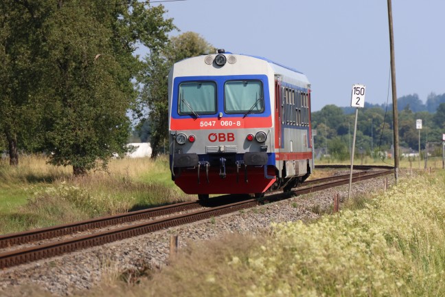 Kollision zwischen Taxi und Regionalzug auf einem Bahnübergang in Aurolzmünster fordert zwei Verletzte