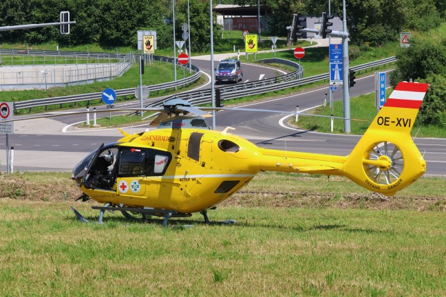 LKW-Sattelzug wickelte sich bei schwerem Unfall auf Westautobahn in Allhaming um berkopfwegweiser