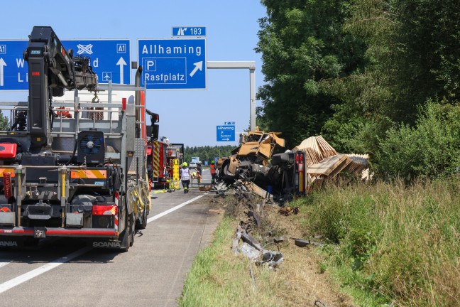 LKW-Sattelzug wickelte sich bei schwerem Unfall auf Westautobahn in Allhaming um berkopfwegweiser