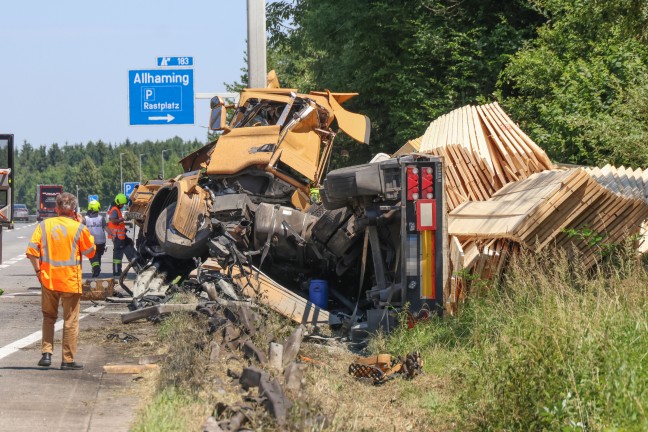 LKW-Sattelzug wickelte sich bei schwerem Unfall auf Westautobahn in Allhaming um berkopfwegweiser