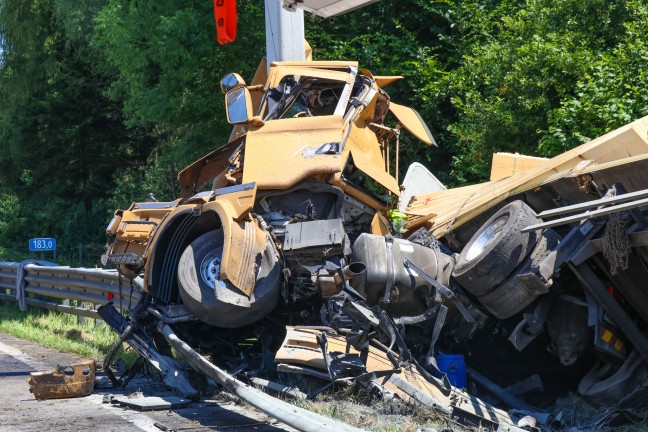 LKW-Sattelzug wickelte sich bei schwerem Unfall auf Westautobahn in Allhaming um berkopfwegweiser