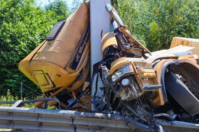 LKW-Sattelzug wickelte sich bei schwerem Unfall auf Westautobahn in Allhaming um berkopfwegweiser