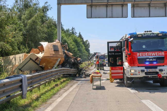 LKW-Sattelzug wickelte sich bei schwerem Unfall auf Westautobahn in Allhaming um berkopfwegweiser