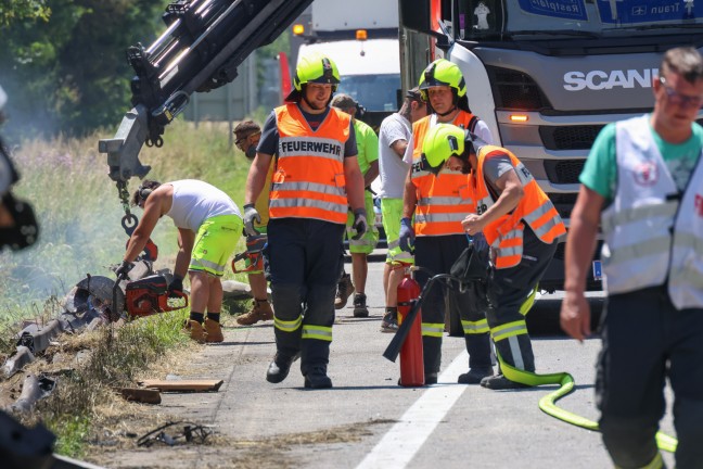 LKW-Sattelzug wickelte sich bei schwerem Unfall auf Westautobahn in Allhaming um berkopfwegweiser