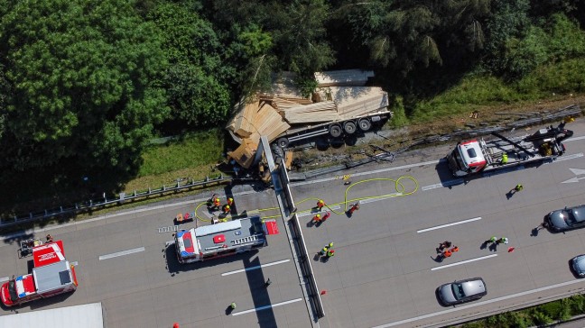 LKW-Sattelzug wickelte sich bei schwerem Unfall auf Westautobahn in Allhaming um berkopfwegweiser