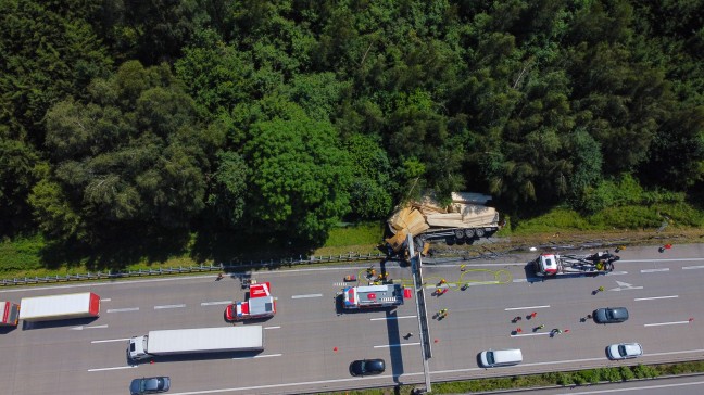 LKW-Sattelzug wickelte sich bei schwerem Unfall auf Westautobahn in Allhaming um berkopfwegweiser