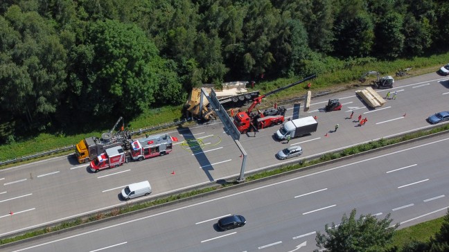 LKW-Sattelzug wickelte sich bei schwerem Unfall auf Westautobahn in Allhaming um berkopfwegweiser