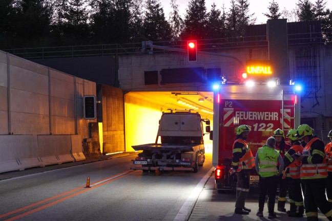 Einsatz nach internem Notfall im Tunnel Ottsdorf auf Pyhrnautobahn in Micheldorf in Obersterreich