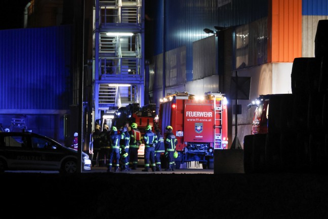 Nchtlicher Brandeinsatz bei Abfallverwertungsbetrieb in Enns