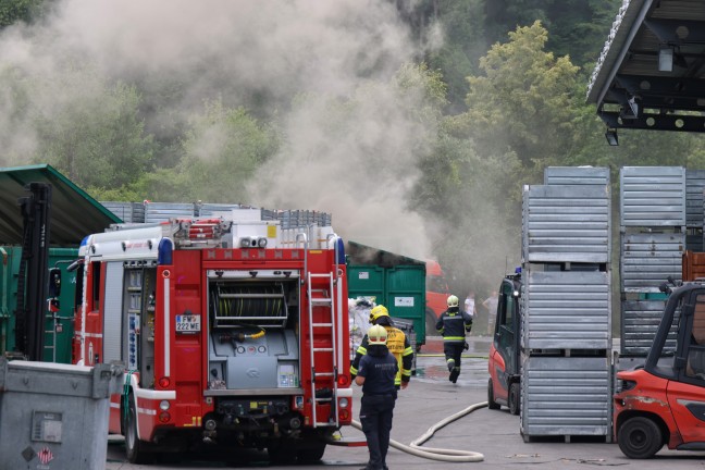 Brand eines Containers mit Elektroabfllen bei Abfallverwertungsunternehmen in Wels-Pernau