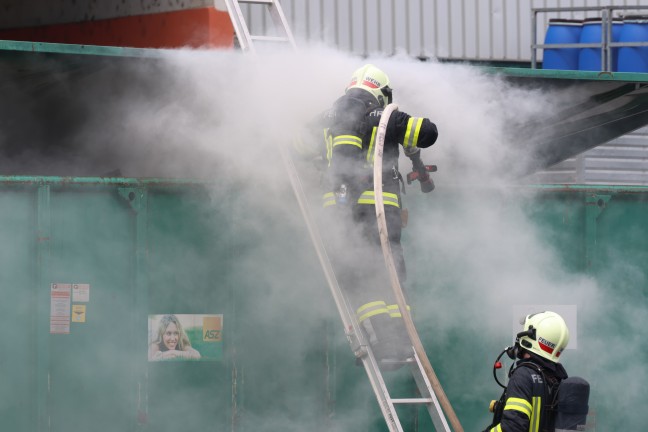 Brand eines Containers mit Elektroabfllen bei Abfallverwertungsunternehmen in Wels-Pernau