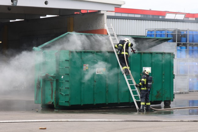 Brand eines Containers mit Elektroabfllen bei Abfallverwertungsunternehmen in Wels-Pernau